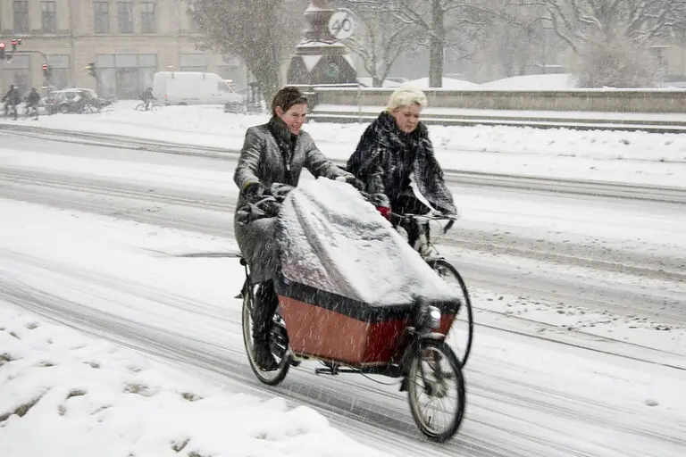 bici de carga en nieve