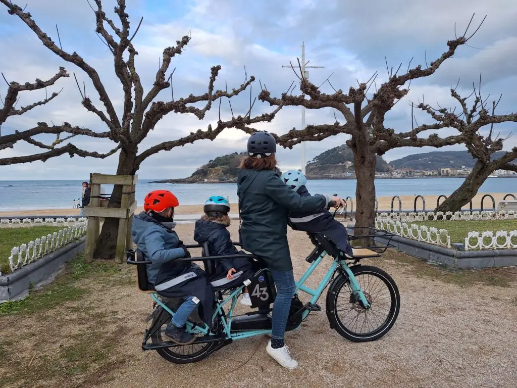 Familia en cargo bike