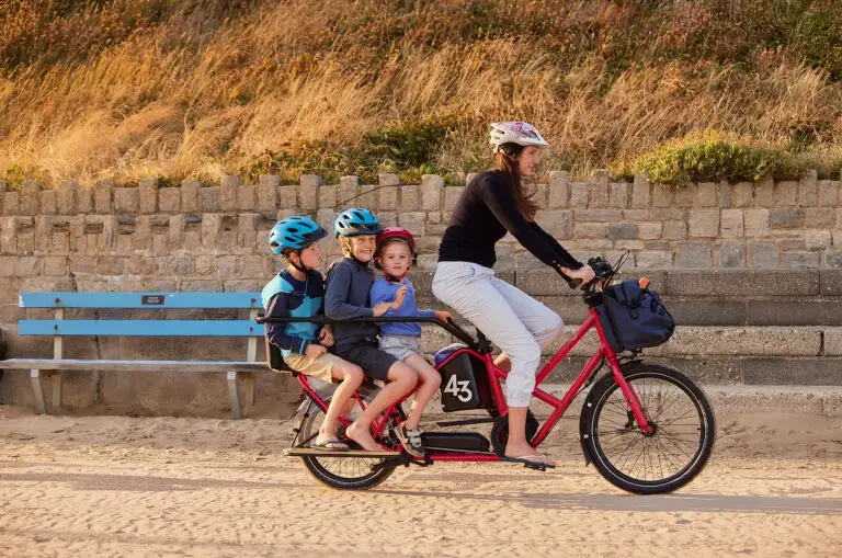 Cargo bike longtail con 3 niños