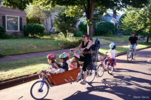 bici de carga con 4 niños