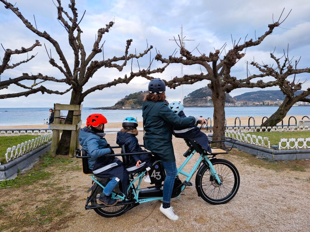 Familia en cargo bike